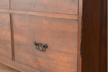 アンティーク家具　アンティーク　古い木の引き出し付き飾り棚(チェスト)