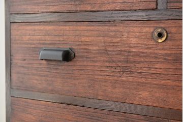 アンティーク家具　★アンティーク　古い木のシンプルなチェスト?