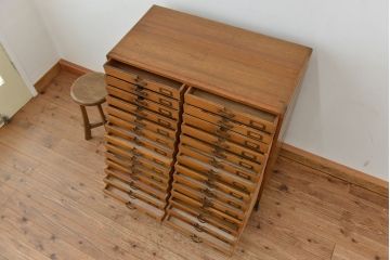 アンティーク家具　アンティーク　素敵なデザイン!古い木の鉄脚書類棚(カルテケース、小引き出し、レコードケース)