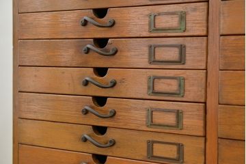 アンティーク家具　アンティーク　素敵なデザイン!古い木の鉄脚書類棚(カルテケース、小引き出し、レコードケース)