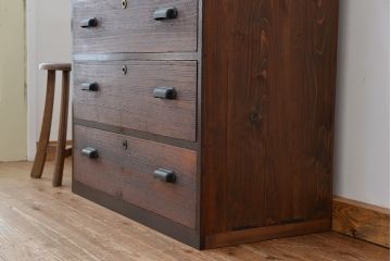 アンティーク家具　★アンティーク　古い木のシンプルなチェスト?