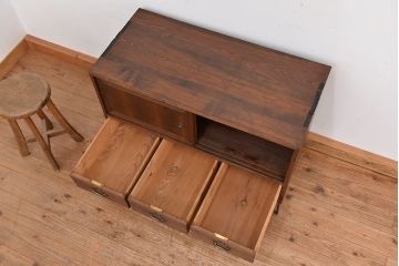 アンティーク家具　アンティーク　古い木のシンプルな鉄脚ローボード(収納棚)