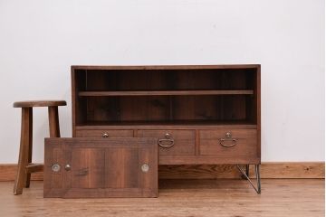 アンティーク家具　アンティーク　古い木のシンプルな鉄脚ローボード(収納棚)