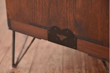 アンティーク家具　アンティーク　古い木のシンプルな鉄脚ローボード(収納棚)