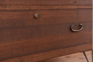 アンティーク家具　アンティーク　古い木のシンプルな鉄脚ローチェスト(ローボード)?