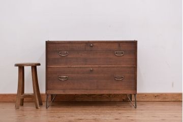 アンティーク家具　アンティーク　古い木のシンプルな鉄脚ローチェスト(ローボード)?
