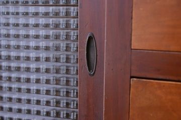 レトロ家具　昭和レトロ　チェッカーガラス引き戸のアンティークチェスト(引き出し)
