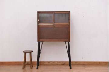 アンティーク家具　アンティーク　収納力抜群!モールガラス引き戸の鉄脚ライティングビューロー