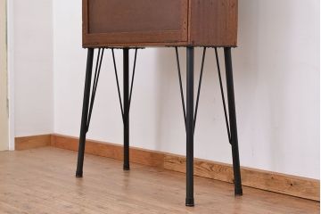 アンティーク家具　アンティーク　収納力抜群!モールガラス引き戸の鉄脚ライティングビューロー