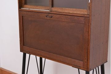 アンティーク家具　アンティーク　収納力抜群!モールガラス引き戸の鉄脚ライティングビューロー