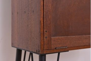 アンティーク家具　アンティーク　収納力抜群!モールガラス引き戸の鉄脚ライティングビューロー