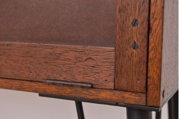 アンティーク家具　アンティーク　収納力抜群!モールガラス引き戸の鉄脚ライティングビューロー