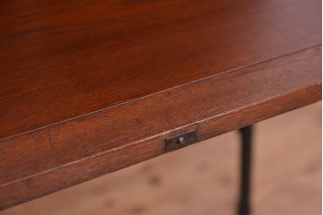 アンティーク家具　アンティーク　収納力抜群!モールガラス引き戸の鉄脚ライティングビューロー