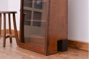 アンティーク家具　アンティーク　古い金物店の象嵌入り前面ガラス飾り棚(ショーケース、ガラスケース)