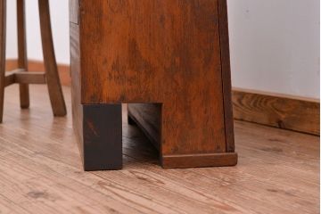 アンティーク家具　アンティーク　古い金物店の象嵌入り前面ガラス飾り棚(ショーケース、ガラスケース)