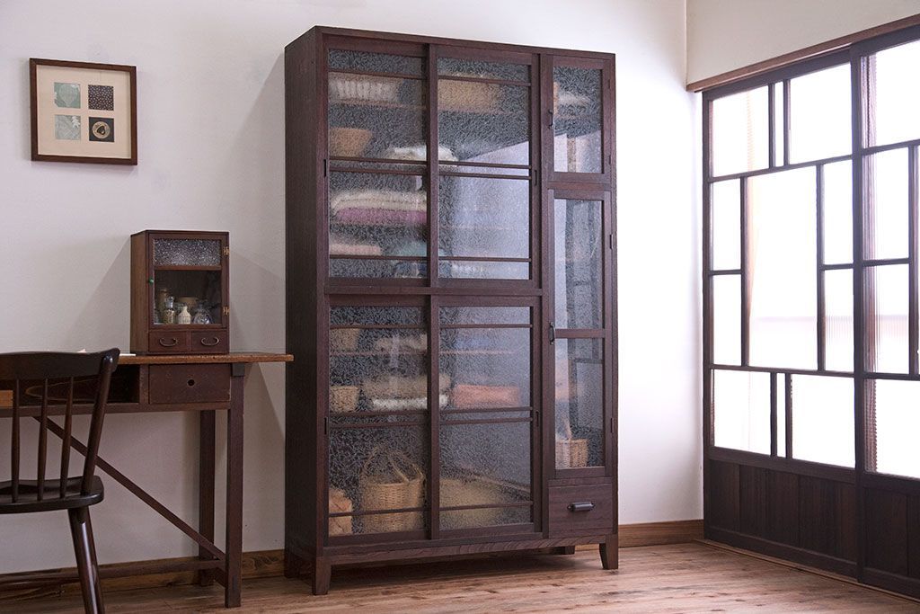 レトロ家具　昭和レトロ　結霜ガラス入り!脚付きアンティーク収納棚