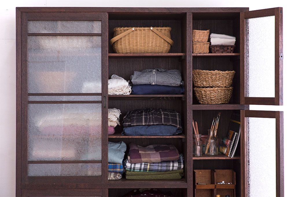 レトロ家具　昭和レトロ　結霜ガラス入り!脚付きアンティーク収納棚