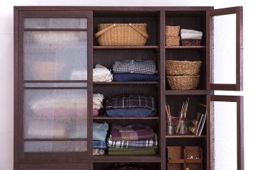 レトロ家具　昭和レトロ　結霜ガラス入り!脚付きアンティーク収納棚