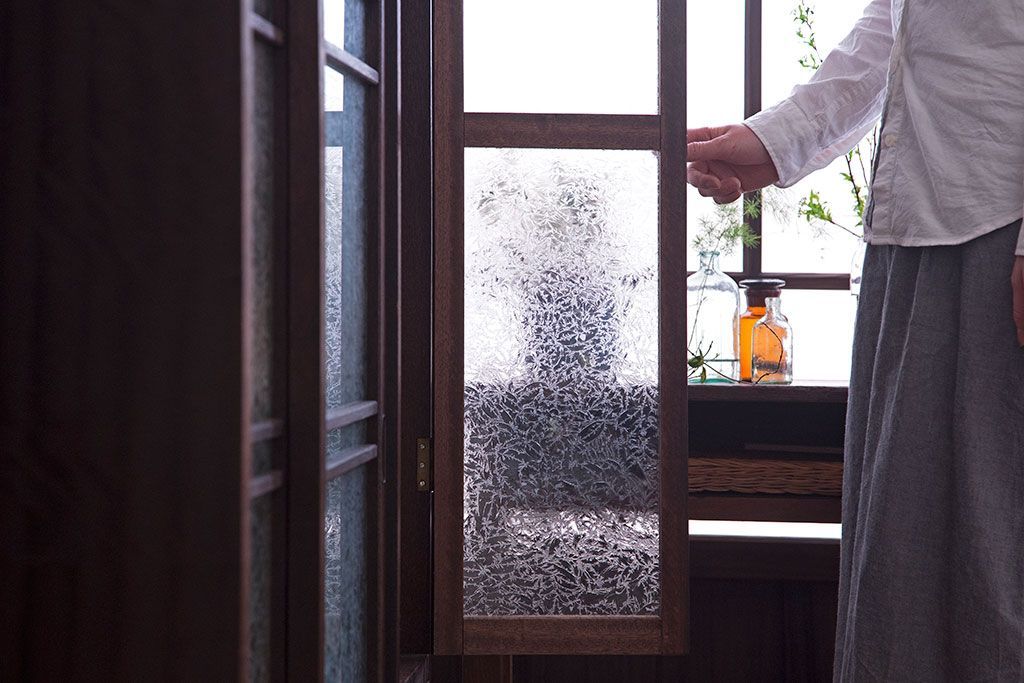 レトロ家具　昭和レトロ　結霜ガラス入り!脚付きアンティーク収納棚