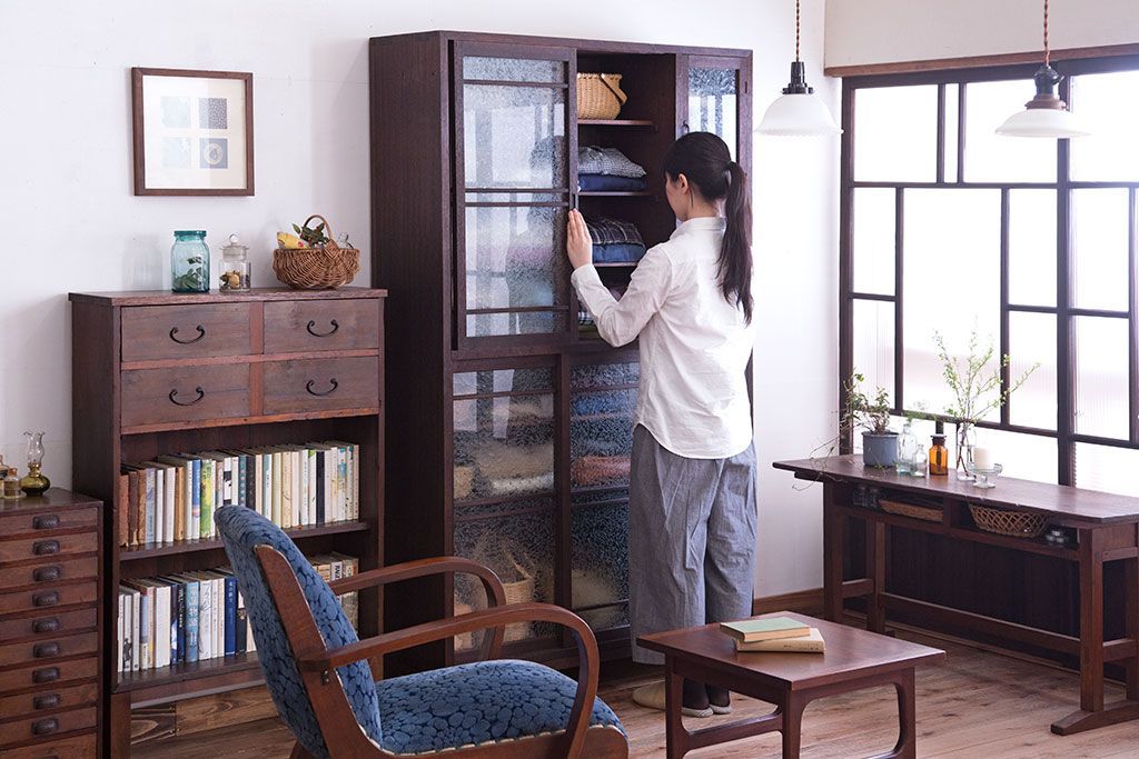 レトロ家具　昭和レトロ　結霜ガラス入り!脚付きアンティーク収納棚