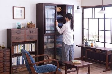 レトロ家具　昭和レトロ　結霜ガラス入り!脚付きアンティーク収納棚
