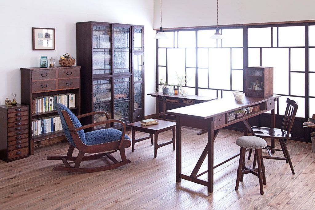 レトロ家具　昭和レトロ　結霜ガラス入り!脚付きアンティーク収納棚