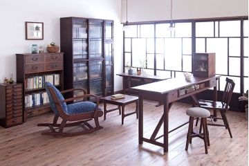 レトロ家具　昭和レトロ　結霜ガラス入り!脚付きアンティーク収納棚