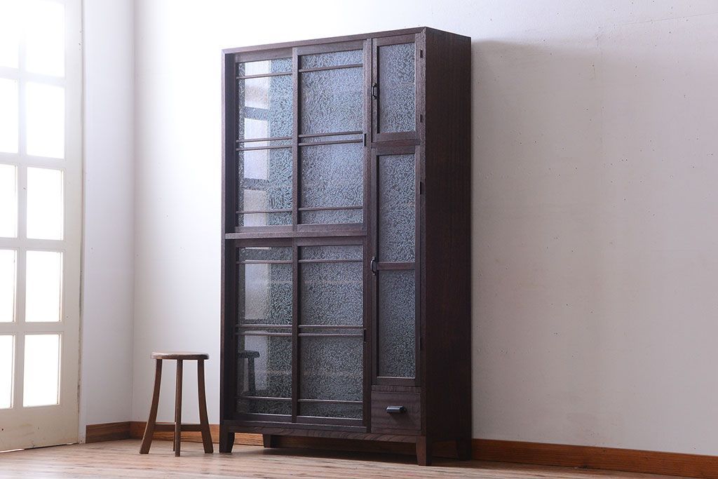 レトロ家具　昭和レトロ　結霜ガラス入り!脚付きアンティーク収納棚