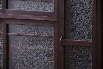 レトロ家具　昭和レトロ　結霜ガラス入り!脚付きアンティーク収納棚