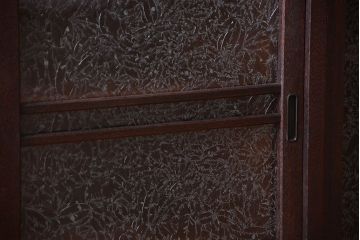 レトロ家具　昭和レトロ　結霜ガラス入り!脚付きアンティーク収納棚