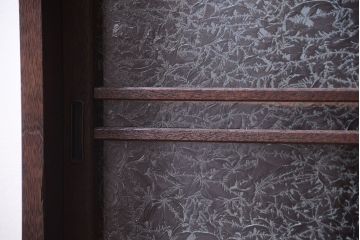 レトロ家具　昭和レトロ　結霜ガラス入り!脚付きアンティーク収納棚