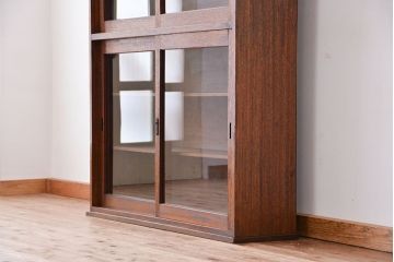 アンティーク家具　アンティーク　古い木のシンプルな薄型前面ガラス収納棚