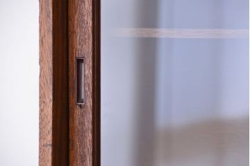 アンティーク家具　アンティーク　古い木のシンプルな薄型前面ガラス収納棚