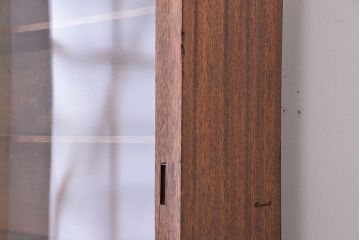 アンティーク家具　アンティーク　古い木のシンプルな薄型前面ガラス収納棚