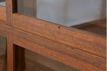 アンティーク家具　アンティーク　古い木のシンプルな薄型前面ガラス収納棚?
