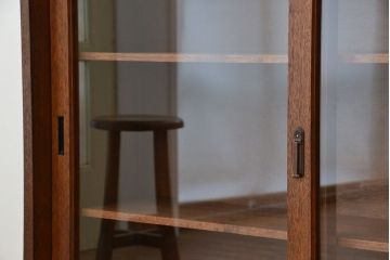 アンティーク家具　アンティーク　古い木のシンプルな薄型前面ガラス収納棚?