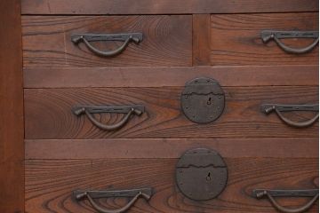 アンティーク家具　古民具・骨董　前面欅!使いやすく素敵なデザインの帳場箪笥