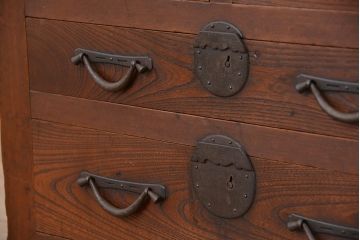 アンティーク家具　古民具・骨董　前面欅!使いやすく素敵なデザインの帳場箪笥