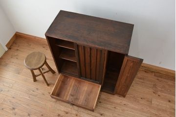 アンティーク家具　アンティーク　古い木の小振りな収納棚(下駄箱)