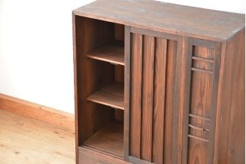 アンティーク家具　アンティーク　古い木の小振りな収納棚(下駄箱)