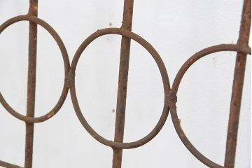 アンティーク　古いシャビーなアイアンフェンス〈面格子・窓柵)