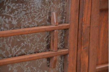 アンティーク家具　アンティーク　古い木の結霜ガラス収納棚(下駄箱)