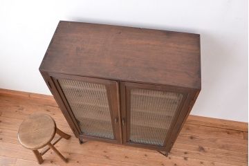 アンティーク家具　アンティーク　鉄脚付きのモールガラス収納棚(本箱)