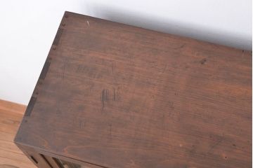 アンティーク家具　アンティーク　鉄脚付きのモールガラス収納棚(本箱)