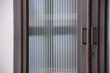 アンティーク家具　アンティーク　鉄脚付きのモールガラス収納棚(本箱)