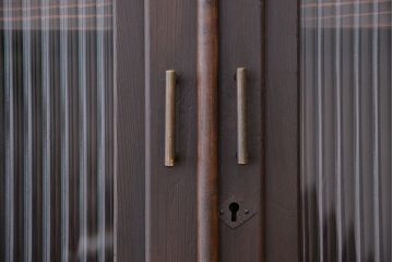 アンティーク家具　アンティーク　鉄脚付きのモールガラス収納棚(本箱)