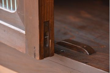 アンティーク家具　アンティーク　鉄脚付きのモールガラス収納棚(本箱)