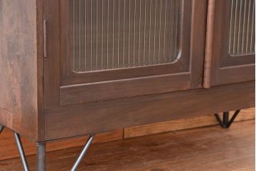 アンティーク家具　アンティーク　鉄脚付きのモールガラス収納棚(本箱)