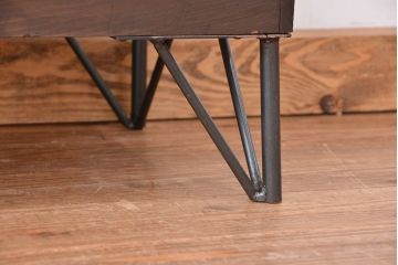 アンティーク家具　アンティーク　鉄脚付きのモールガラス収納棚(本箱)