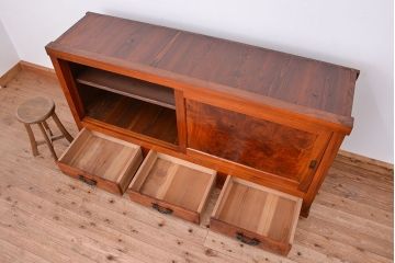 アンティーク家具　古民具・骨董　前面ケヤキ材の杢目の素晴らしい時代箪笥サイドボード(水屋箪笥、下駄箱、食器棚、収納棚)